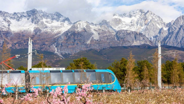 丽江雪山观光火车是全球首列全景山地观光火车。 丽江雪山观光火车是全球首列全景山地观光火车。