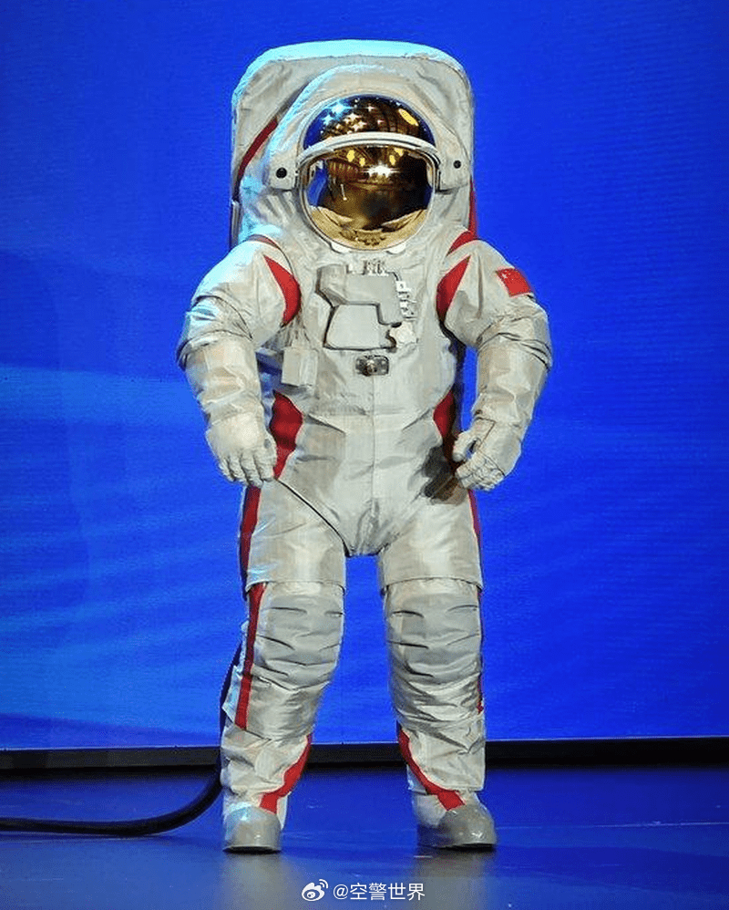 登月服望宇。 (微博) 登月服望宇。 (微博)