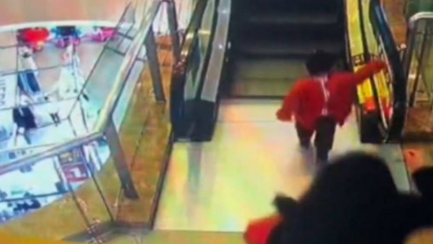 江苏童逆行扶手电梯扯断两指 江苏童逆行扶手电梯扯断两指