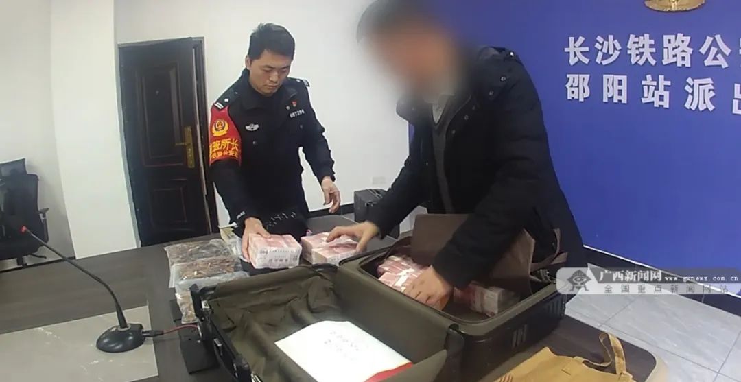 失主许先生在邵阳站派出所请点现金 失主许先生在邵阳站派出所请点现金