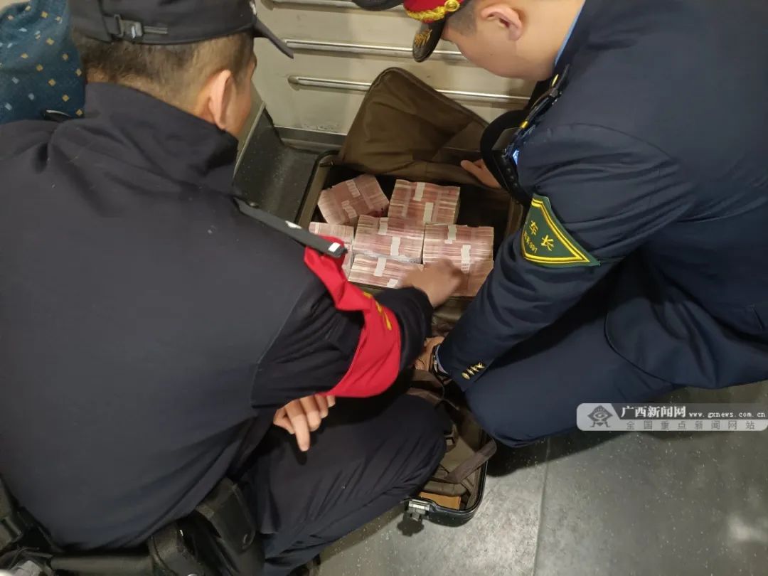 乘警与列车长清点现金 乘警与列车长清点现金