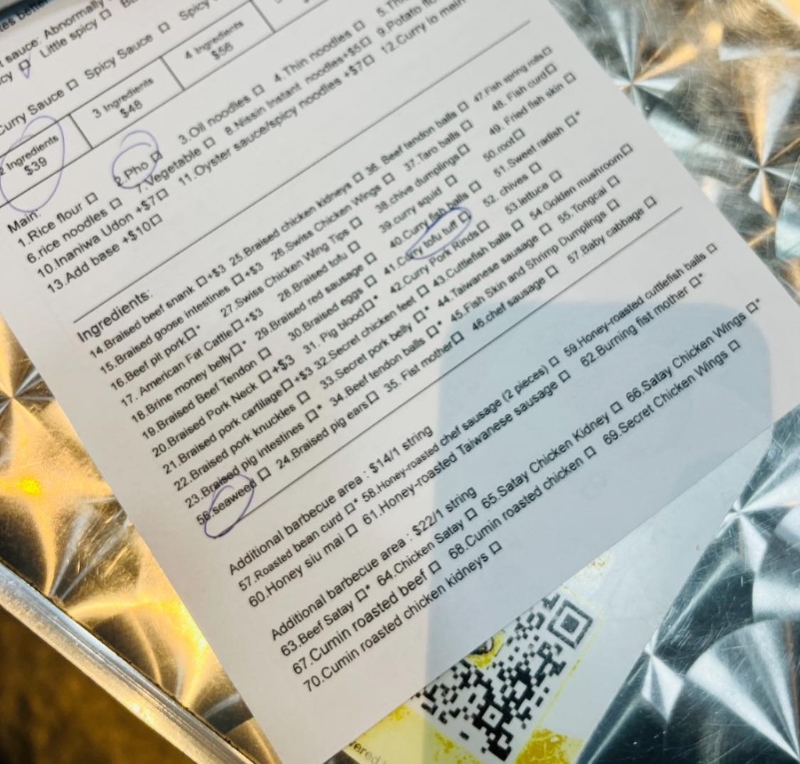 从照片可见,这份英文餐单十分详细,格式整齐,清楚列出了辣度、汤底、面底、配料及另加小食相关的英文名称(图片来源:Facebook) 从照片可见,这份英文餐单十分详细,格式整齐,清楚列出了辣度、汤底、面底、配料及另加小食相关的英文名称(图片来源:Facebook)