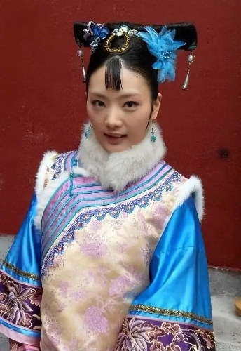 崔漫莉曾参演《后宫甄嬛传》而为人熟悉。 崔漫莉曾参演《后宫甄嬛传》而为人熟悉。