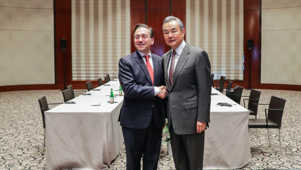 王毅会见西班牙外相阿尔瓦雷斯。 王毅会见西班牙外相阿尔瓦雷斯。