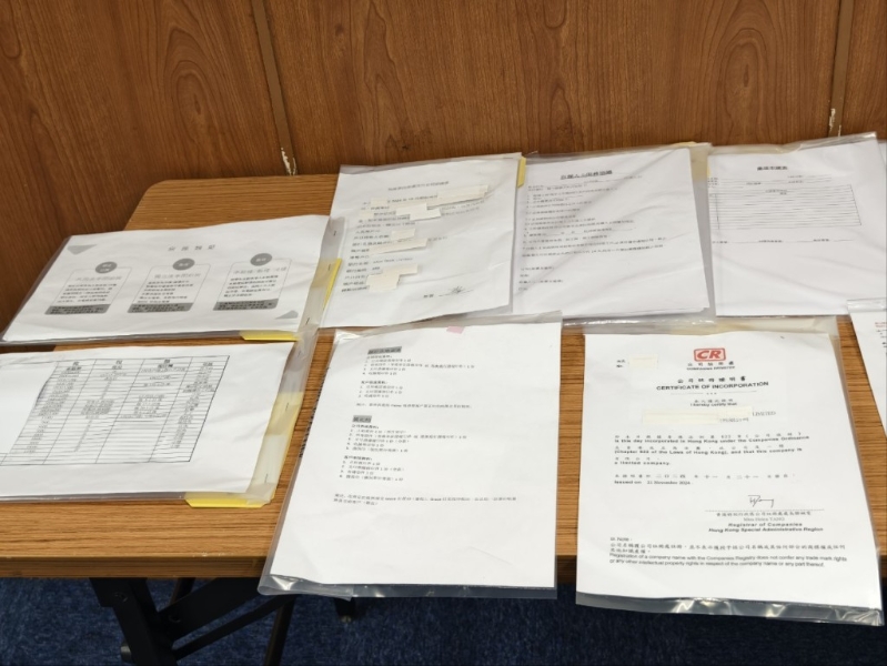 警方在集团位于尖沙咀的办公室内,检获18台电脑及大量租约文件。 警方在集团位于尖沙咀的办公室内,检获18台电脑及大量租约文件。