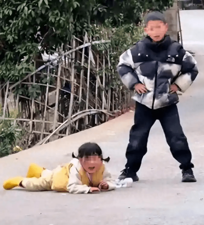 4岁千万粉丝网红“瑶一瑶小肉包”被绊倒大哭的视频。.png 4岁千万粉丝网红“瑶一瑶小肉包”被绊倒大哭的视频。.png