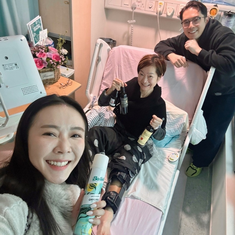 谭玉瑛左脚小腿装上辅助支架。 谭玉瑛左脚小腿装上辅助支架。