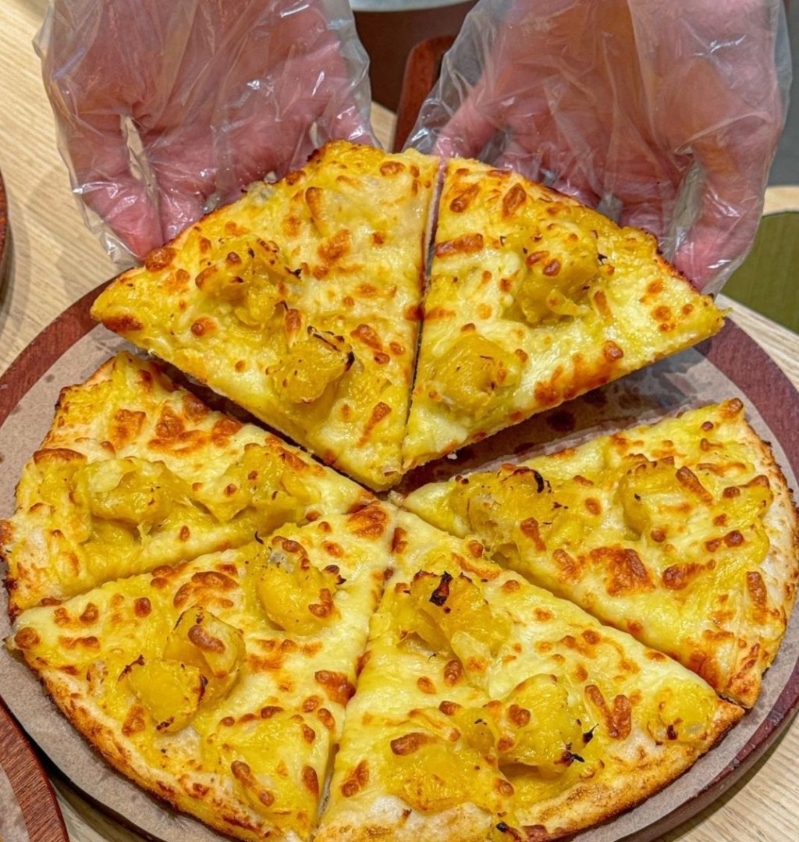 内地网红薄饼店乐凯撒,首创真果肉榴莲pizza。(图片来源︰小红书) 内地网红薄饼店乐凯撒,首创真果肉榴莲pizza。(图片来源︰小红书)