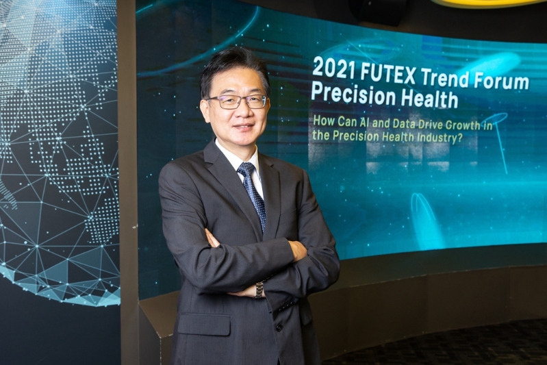 成功大学副校长陈鸿震遭爆外遇,陈鸿震驳斥,陈妻则怀疑先生被陷害;对此《镜周刊》公开新照片,表示上月16日陈鸿震与高女共进晚餐,随后牵手走回高女住处,隔天中午才一起出门。(翻摄自成大官网) 成功大学副校长陈鸿震遭爆外遇,陈鸿震驳斥,陈妻则怀疑先生被陷害;对此《镜周刊》公开新照片,表示上月16日陈鸿震与高女共进晚餐,随后牵手走回高女住处,隔天中午才一起出门。(翻摄自成大官网)