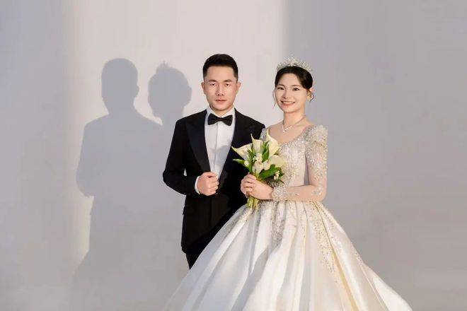 二人今年2月结婚。 二人今年2月结婚。