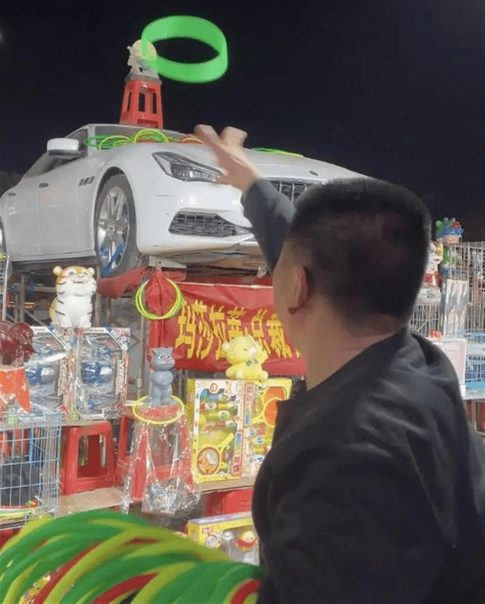 王男摊位游戏“套圈圈”赢得玛莎拉蒂一年使用权。 王男摊位游戏“套圈圈”赢得玛莎拉蒂一年使用权。