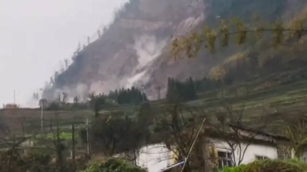 四川宜宾山泥倾泻已致10人遇难19人失联。 四川宜宾山泥倾泻已致10人遇难19人失联。