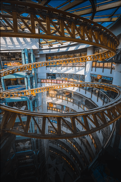 于1994年开幕,位于深水埗的西九龙中心,拥有全港唯一一套室内过山车「天龙过山车」(图片来源:小红书) 于1994年开幕,位于深水埗的西九龙中心,拥有全港唯一一套室内过山车「天龙过山车」(图片来源:小红书)