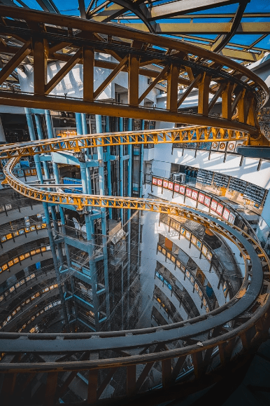 从照片可见,盘旋在商场高层的过山车轨道,布满灰尘,逐渐褪色(图片来源:小红书) 从照片可见,盘旋在商场高层的过山车轨道,布满灰尘,逐渐褪色(图片来源:小红书)