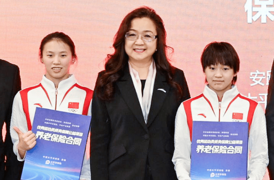 全红婵(右)出席仪式 全红婵(右)出席仪式