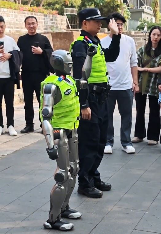 人形机械人警察每次出现深圳街头也引起民众好奇。 人形机械人警察每次出现深圳街头也引起民众好奇。