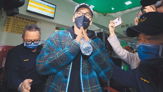 男星王大陆被发现涉及逃兵,而闪兵集团被警破获,全都是因为一名诈骗车手的手机讯息泄底。 男星王大陆被发现涉及逃兵,而闪兵集团被警破获,全都是因为一名诈骗车手的手机讯息泄底。