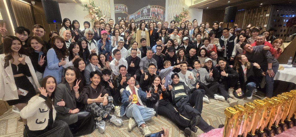 春茗暨庆功宴活动有过百艺人到场支持。 春茗暨庆功宴活动有过百艺人到场支持。