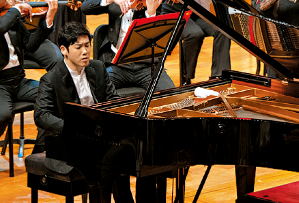 钢琴家张昊辰与乐团将共同演奏李斯特的第一钢琴协奏曲。 钢琴家张昊辰与乐团将共同演奏李斯特的第一钢琴协奏曲。