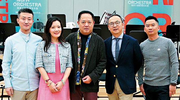 (左起)乐团助理首席马魏家、女高音歌唱家宋元明、乐团音乐总监吕嘉、乐团总经理任小珑及作曲家姚晨都对香港演出感到期待。 (左起)乐团助理首席马魏家、女高音歌唱家宋元明、乐团音乐总监吕嘉、乐团总经理任小珑及作曲家姚晨都对香港演出感到期待。