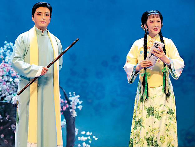 时隔多年再次同台演出《家》,赵志刚(左)与单仰萍(右)都称感觉仍历久常新。 时隔多年再次同台演出《家》,赵志刚(左)与单仰萍(右)都称感觉仍历久常新。