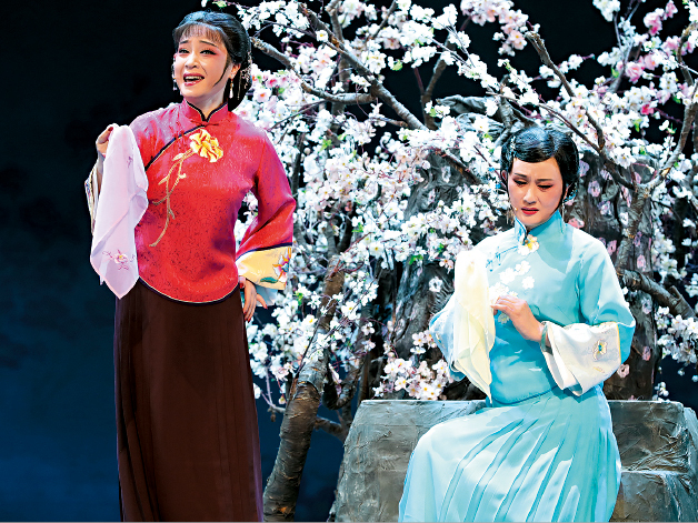 《家》以唯美的舞台灯光设计配合精致写实的舞台道具,带给观众视觉和听觉上的双重享受。 《家》以唯美的舞台灯光设计配合精致写实的舞台道具,带给观众视觉和听觉上的双重享受。