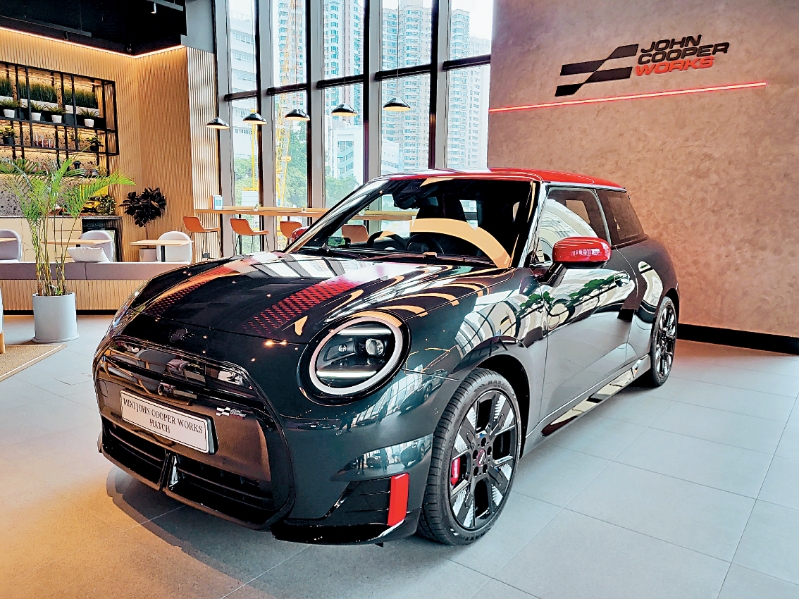 全新MINI JCW E高性能版电动车,在湾仔合和商场17楼新店公开首展。 全新MINI JCW E高性能版电动车,在湾仔合和商场17楼新店公开首展。