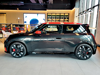 2025年开始只有JCW版本才可配用红色车顶及侧镜,普通版J01车型不能采用。 2025年开始只有JCW版本才可配用红色车顶及侧镜,普通版J01车型不能采用。