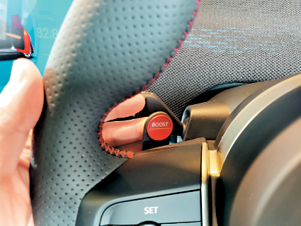 軚盘左边增设E-Boost軚盘拨片,一拉进入Go-Kart模式,提供额外20kW动力。 軚盘左边增设E-Boost軚盘拨片,一拉进入Go-Kart模式,提供额外20kW动力。