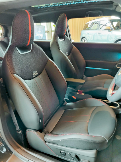 前排改配两张JCW专用桶椅,附设电控调校及记忆功能。 前排改配两张JCW专用桶椅,附设电控调校及记忆功能。