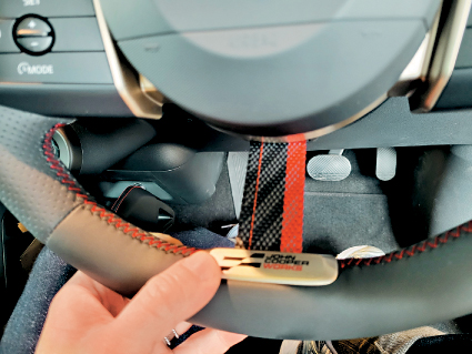 三幅式軚盘下方尼龙带配上JCW专用颜色,同时配上徽章。 三幅式軚盘下方尼龙带配上JCW专用颜色,同时配上徽章。