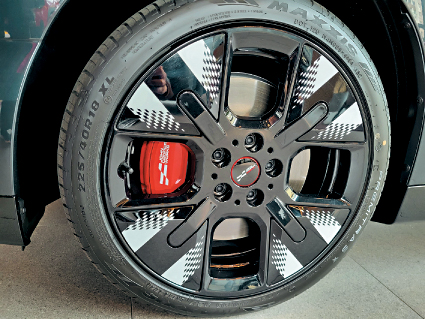 18吋JCW合金轮圈及强化煞车钳是标准配套。 18吋JCW合金轮圈及强化煞车钳是标准配套。