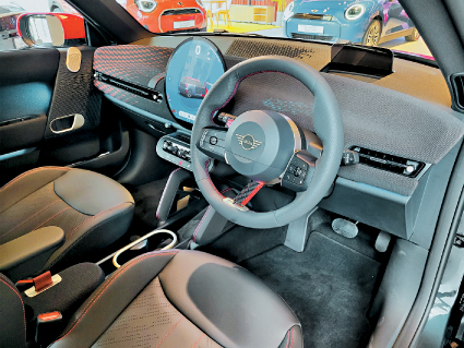 车厢加有JCW軚环及配饰,中控台顶置240mm直径OLED触屏维持不变。 车厢加有JCW軚环及配饰,中控台顶置240mm直径OLED触屏维持不变。