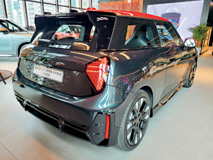 原车配上全套JCW包围及尾翼,车尾门贴上格子旗车花。 原车配上全套JCW包围及尾翼,车尾门贴上格子旗车花。