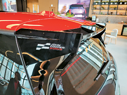 专用尾翼两边也贴上JCW标记。 专用尾翼两边也贴上JCW标记。