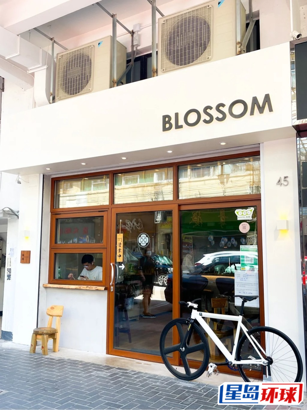 九龙城区内有不少文青Cafe,店面设计简洁,很适合打卡。 九龙城区内有不少文青Cafe,店面设计简洁,很适合打卡。