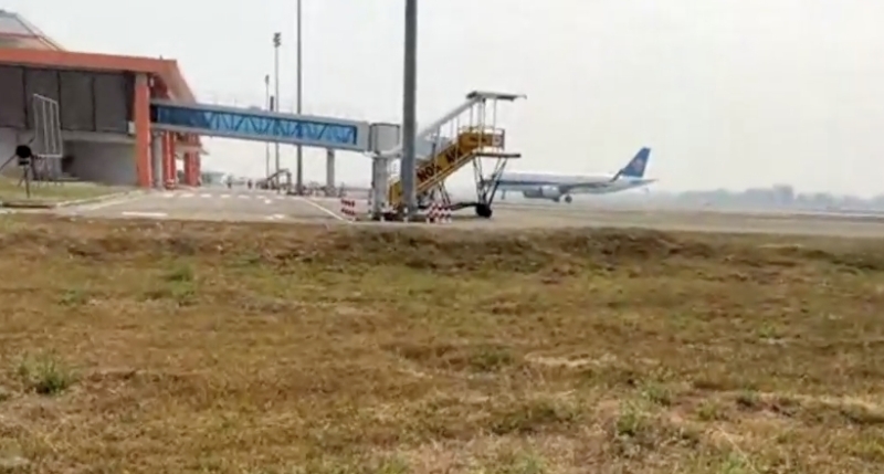 中国的包机到达泰国机场。 中国的包机到达泰国机场。