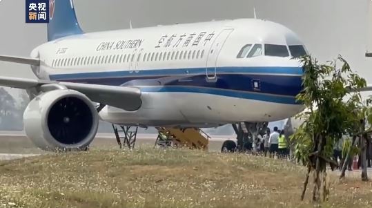 中国包机抵达泰缅边境机场。 中国包机抵达泰缅边境机场。