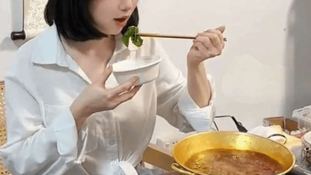 豪客¥70万金条打造黄金锅,金铺博主亲试“打边炉”。 豪客¥70万金条打造黄金锅,金铺博主亲试“打边炉”。