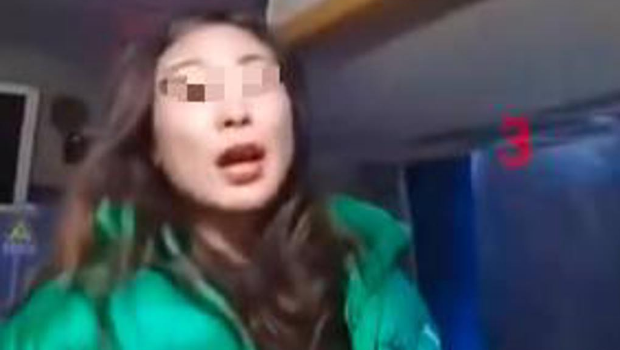 四川省旅游胜地九寨沟近日发生一起旅游纠纷,有旅行社女导游强迫游客购物,双方爆发争执,旅行团巴士更停在摄氏零下13度、下著雪的无人区20分钟。 四川省旅游胜地九寨沟近日发生一起旅游纠纷,有旅行社女导游强迫游客购物,双方爆发争执,旅行团巴士更停在摄氏零下13度、下著雪的无人区20分钟。