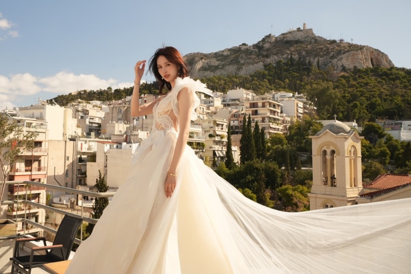 何傲儿连日来贴了不少婚纱相。 何傲儿连日来贴了不少婚纱相。