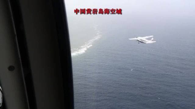 中国军方公开菲方军机低空闯南沙现场。 中国军方公开菲方军机低空闯南沙现场。