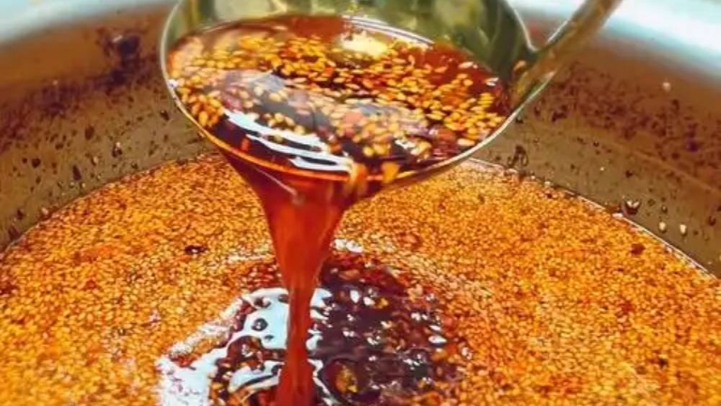 辣椒油风波,顾客吃凉皮加5勺,老板怒报警。 辣椒油风波,顾客吃凉皮加5勺,老板怒报警。