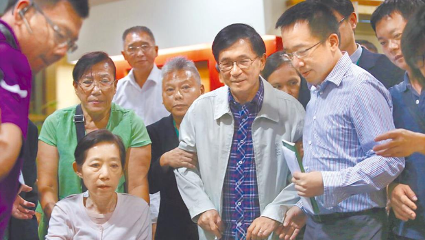 陈水扁(中)与妻子吴淑珍(前排左)、儿子陈致中(前排右) 陈水扁(中)与妻子吴淑珍(前排左)、儿子陈致中(前排右)