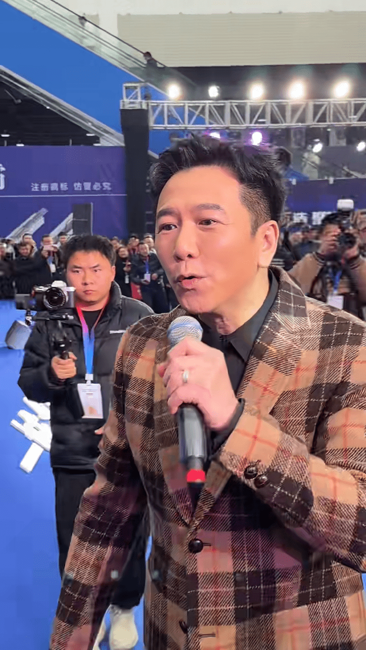 温兆伦走路时,亦略见驼背问题,脊椎呈现弯曲的C字弧线。 温兆伦走路时,亦略见驼背问题,脊椎呈现弯曲的C字弧线。