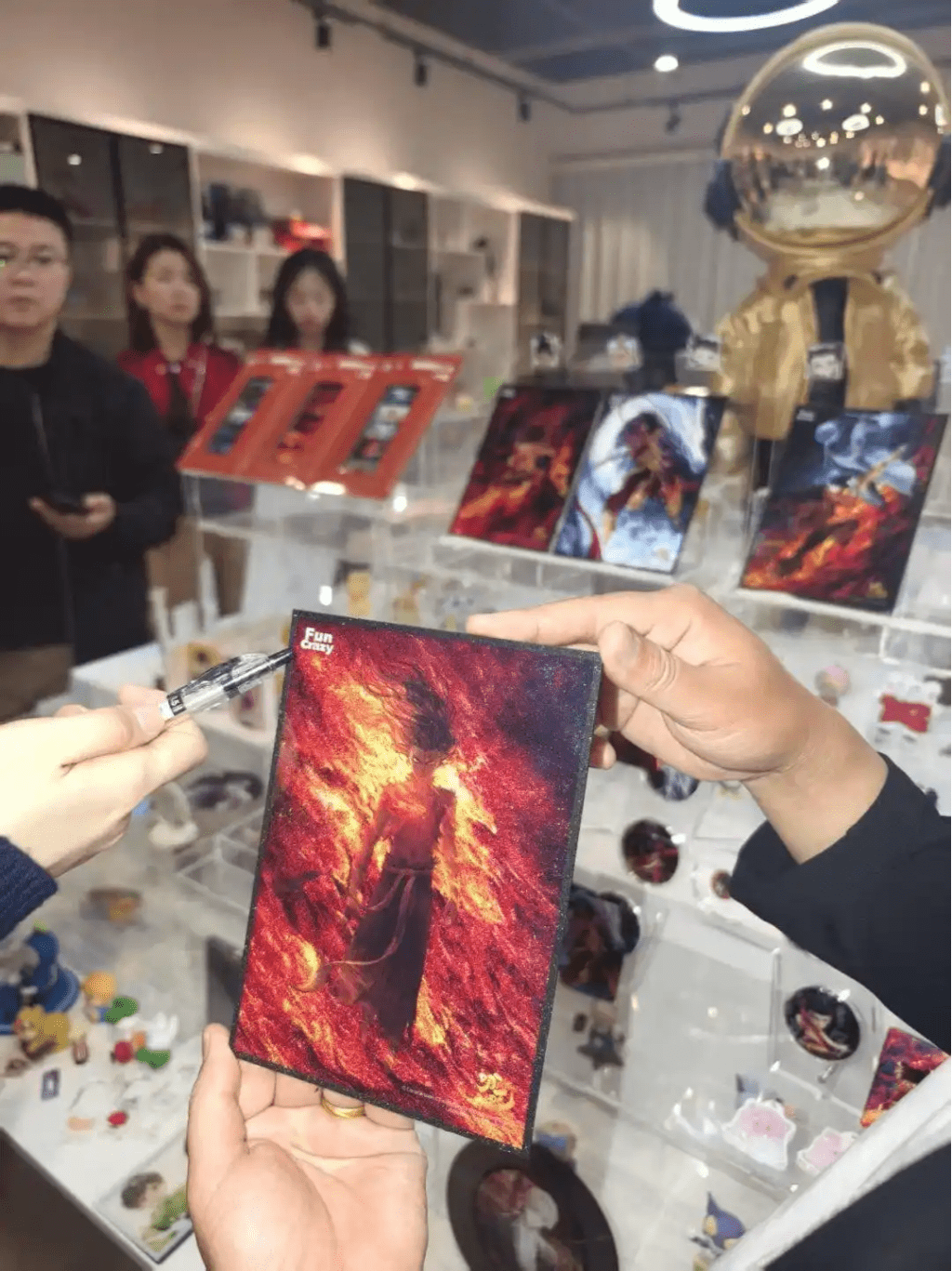 “哪吒”亚克力色纸、透卡、徽章、剧情胶片卡等周边产品。 “哪吒”亚克力色纸、透卡、徽章、剧情胶片卡等周边产品。