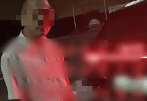 无证网约车司机多次涨价,持刀恐吓乘客。 无证网约车司机多次涨价,持刀恐吓乘客。