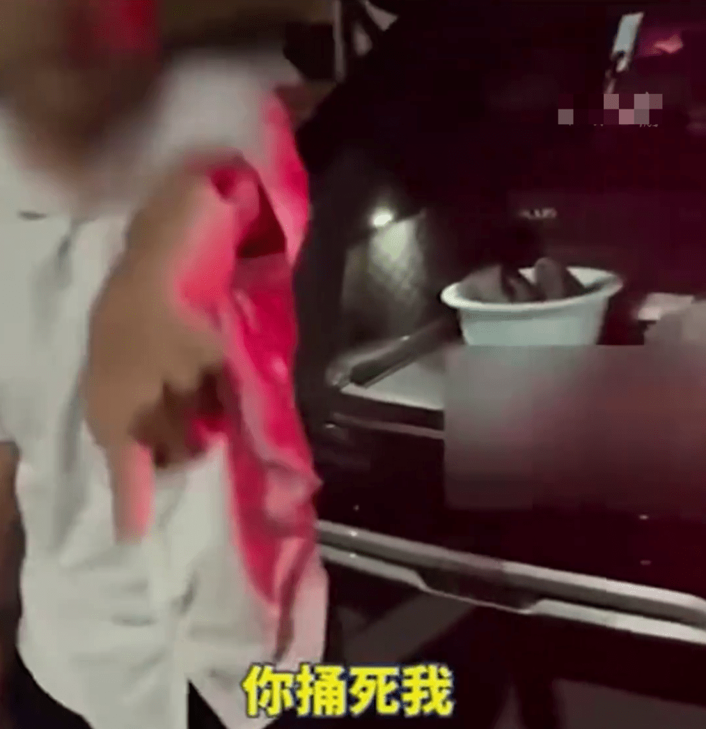 司机恐吓说:“你不给我,我就捅死你!” 司机恐吓说:“你不给我,我就捅死你!”