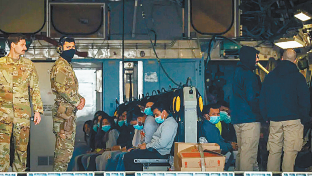 特朗普政府正准备征用各地军事基地,协助拘留等待遣返无证移民。 特朗普政府正准备征用各地军事基地,协助拘留等待遣返无证移民。