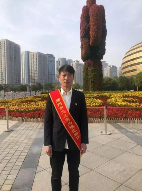 “菜刀哥”李坤朋英勇救人广为人识。 “菜刀哥”李坤朋英勇救人广为人识。